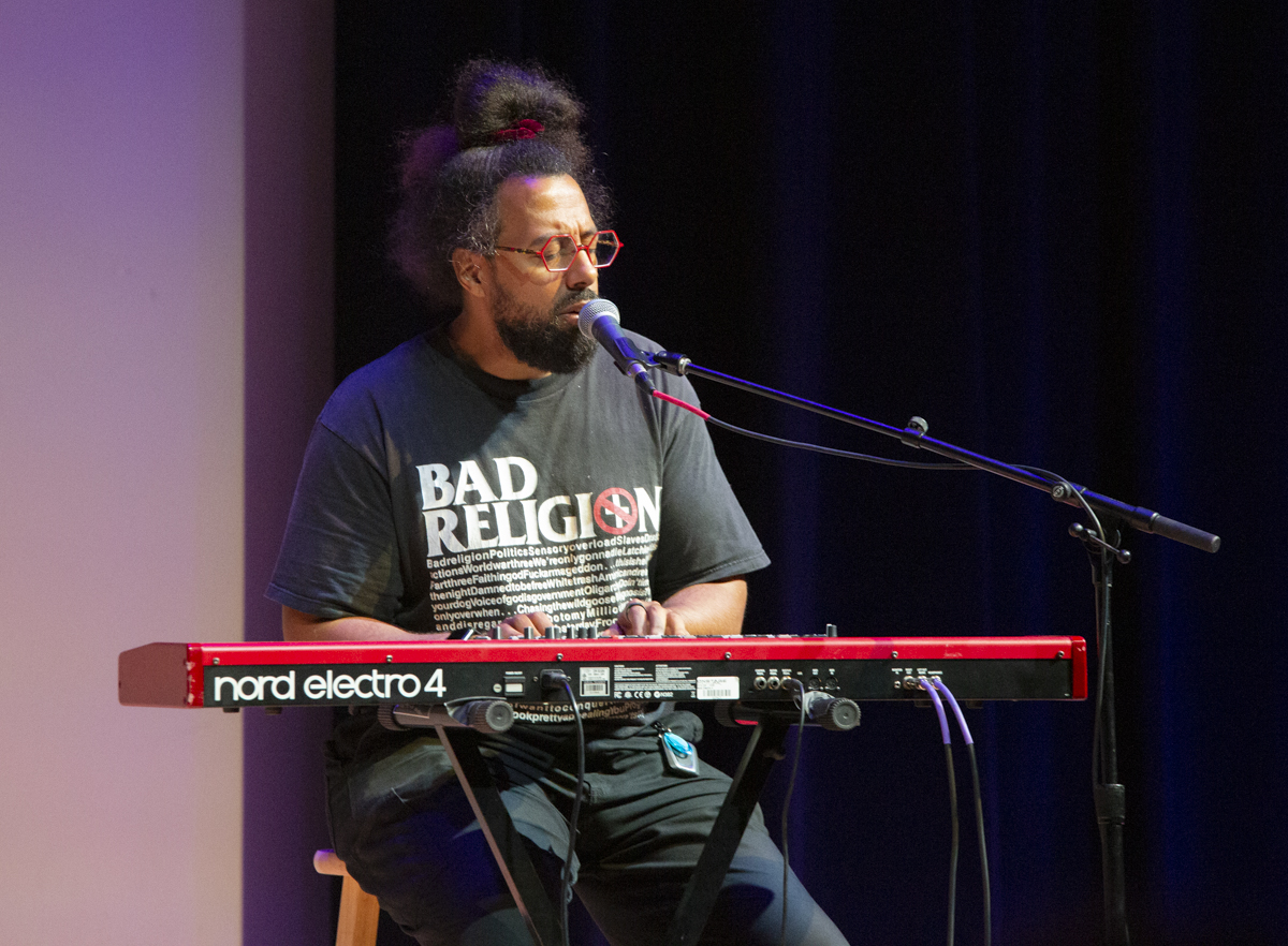 Reggie Watts Reggie Watts performing on the UNT Lyceum stage